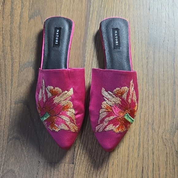 Natori Shoes - NWOT Natori Arri Fuchsia Satin Embroidered Mules